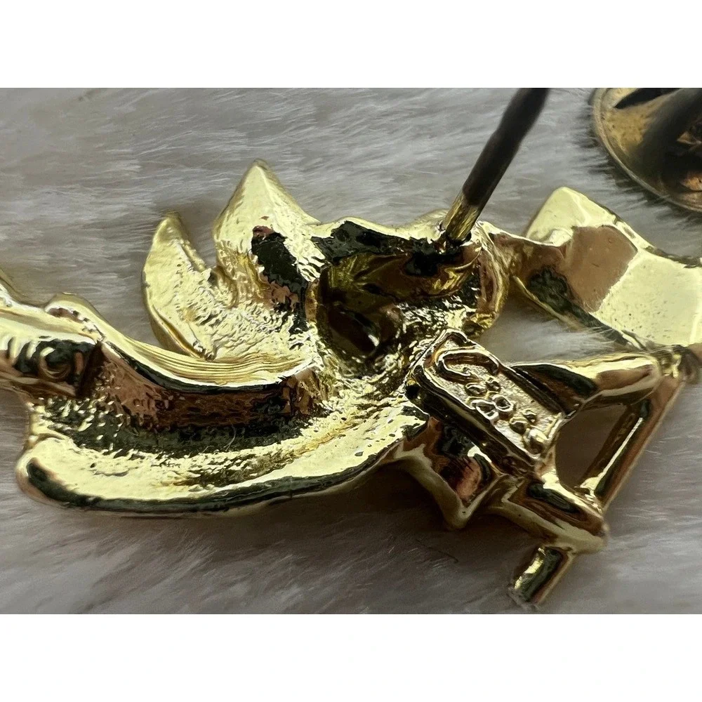 GiGi pin brooch